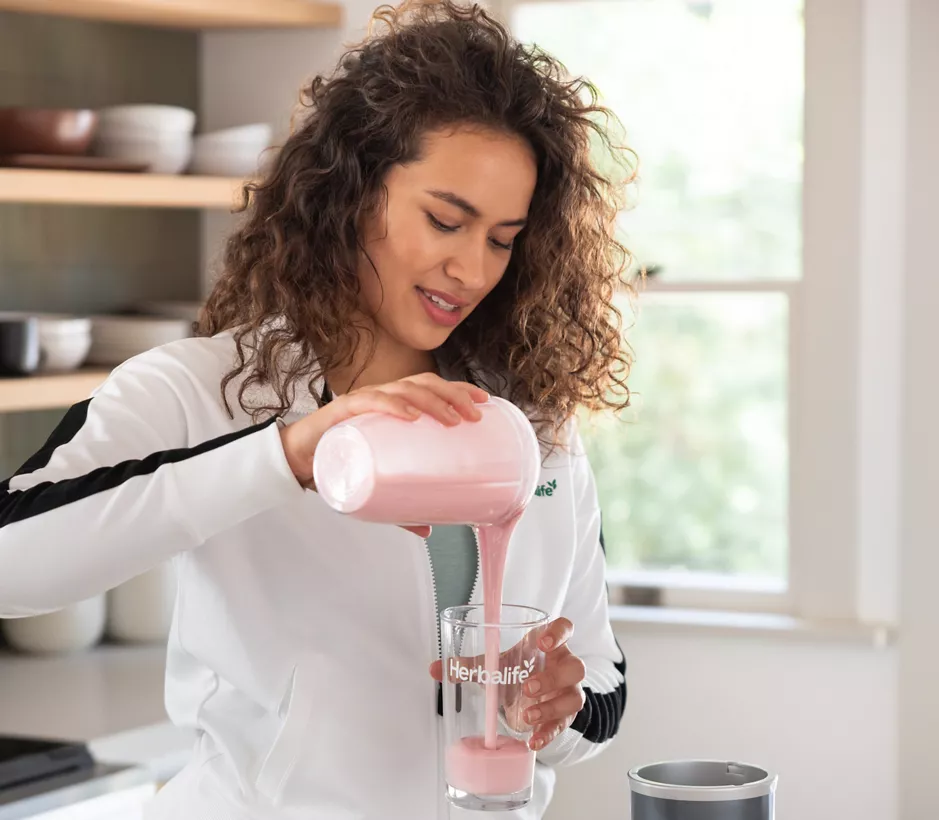 Persona siguiendo los pasos de cómo tomar Herbalife para controlar el peso.