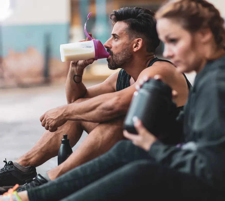 Atletas de alto rendimiento utilizando suplementos deportivos Herbalife24 para mejorar su recuperación muscular.